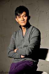 组图：演员杨志刚初秋写真神情随意淡然