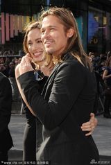 组图：朱莉切乳腺后首现身火辣依旧 与皮特热吻