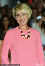 组图：艾玛新片首映掉鞋 布鲁斯南搀其下台