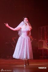 幻灯：单紫宁举行怀念邓丽君演唱会 演唱经典曲目