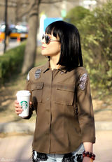 组图：杨舒婷街拍 工装衬衣搭配破洞蕾丝牛仔裤