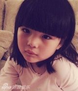 组图：王诗龄卖萌照撞脸童年王菲