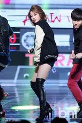 组图：SISTAR孝琳下衣失踪似没穿 EXO白衣纯情