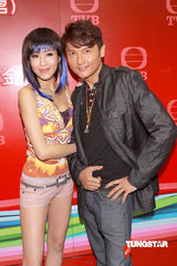 幻灯图集：陈敏之为戏扮妓女 热裤示人“挺”胸上阵