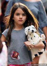 组图：小苏瑞与妈妈凯蒂牵手逛街