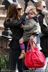 组图：杰西卡-帕克幼女当街热舞hip-hop星范儿十足