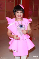 组图：薛家燕亮粉色现身与郑则仕黎耀祥同台