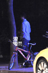 组图：李亚鹏离婚后独自吃饭会友表情落寞