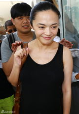 姚晨挺大肚医院产检 曹郁小心陪护神情紧张(图)