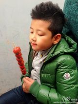 组图：石头和爸爸郭涛啃冰糖葫芦当早餐