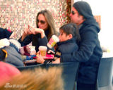 幻灯图集：茱莉和皮特带四个孩子郊游 享用午餐 