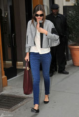 高清图：米兰达-可儿街拍补丁外套搭豹纹铅笔裤