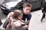 组图：贝克汉姆长子独自抱妹妹看病 保镖紧随