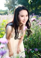 组图：石天琦田园花样写真 清新恬美笑容明媚