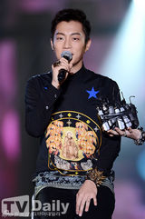 组图：韩团BEAST时隔1年回归开唱 献新曲首舞台