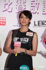 组图：官恩娜带病宣传新歌 与家人好友过中秋