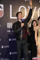 组图：伊恩会粉丝频繁“献吻”人气爆棚