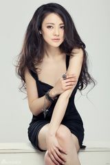 组图：樊蕊风情万种 凌乱秀发彰显野性美