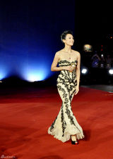 组图：章子怡携莱昂纳多亮相青岛东方影都