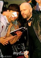 组图：布拉德-皮特韩国宣传新片 长发造型微胖