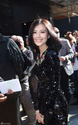 组图：高圆圆与莫妮卡同台看秀绽放米兰