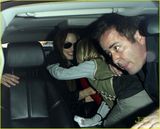 组图：安吉丽娜携女回洛杉矶 传将与男友皮特完婚