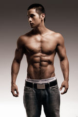 组图：刘承俊眼神凌厉秀完美肌肉