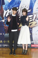 独家：权相佑珉豪帅气撑新剧 郑丽媛白衣个性