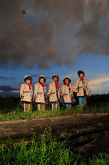 幻灯图：敖鲁古雅圣洁美景 碧水白雪驯鹿悠闲