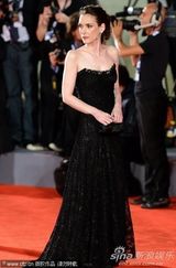 组图：《冰人》首映 薇诺娜-赖德黑裙衬白嫩美胸