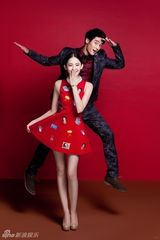 组图：蒋劲夫娜扎火红大片 青春活力喜庆开年