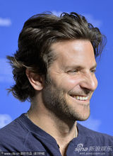 组图：库珀与劳伦斯亮相《乌云背后的幸福线》发布会