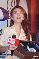 组图：五月天庆电台15周年 Hebe大方送黄金麦