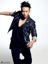 组图：邓超率性登杂志封面 要做有态度男人