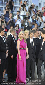 组图：邓斯特戛纳走秀紫红裙装简约亲切