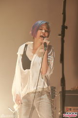 组图：歌手张悬香港开音乐会 炫彩短发超High