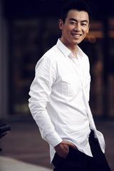 高清：朱亚文黑白型男写真 褪去青涩展时尚魅力