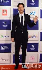 组图：韩星郑宇获韩国第一品牌大赏特别奖