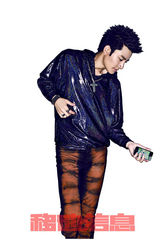 幻灯图：贾乃亮另类登封面  烟熏妆展哥特气质