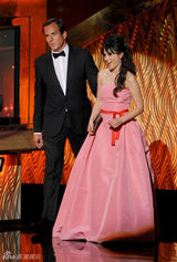 组图：艾美奖现场 丹斯切尔阿奈特相携颁奖