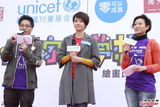 组图：梁咏琪投身公益亮相小画家绘画比赛