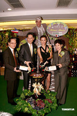 高清：谢婷婷品尝红酒不胜酒力 圣诞陪男友庆祝