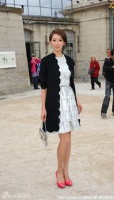 组图：林志玲助阵巴黎时装周 荷叶边礼服宛若天仙