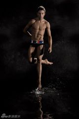 组图：奥运跳水冠军半裸展现运动之美