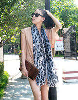 组图：贾青街拍LOOK 裸色连衣短裙搭豹纹围巾