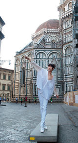 组图：时尚新贵余硕意大利街拍展现时尚风范