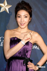 幻灯图集：妩媚杨谨华搭档成熟任达华 代言名表