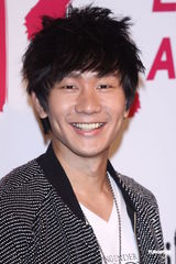 组图：林俊杰获票选人气男艺人 谢谢周杰伦相挺