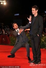 高清组图：电影《三》首映   苏菲-罗艺斯兴奋拍照