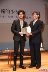 组图：陈柏霖黑色西装现身 脚穿雨靴造型混搭